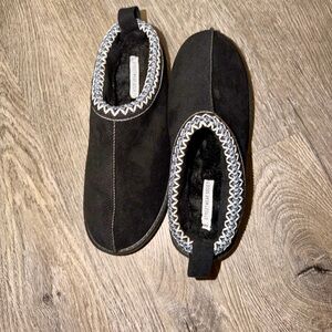 Streetwear Society Black Slip-On Plush Slippers with Braided Edge